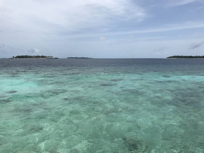 海景，地平线上有岛屿，天空多云