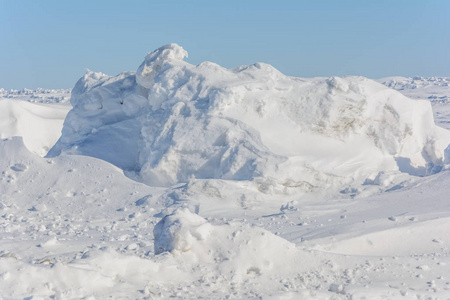 冬天，田野里堆积如山的雪