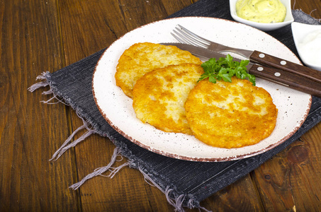 蔬菜rosti，用花椰菜和酸奶油蘸汁做的金黄油炸土豆饼..摄影工作室