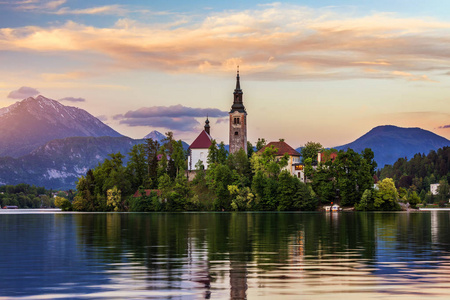 斯洛文尼亚湖流血。 美丽的山湖和小朝圣教堂。 最著名的斯洛文尼亚湖和岛屿流血朝圣教堂假设玛丽亚。 雪橇斯洛文尼亚欧洲。