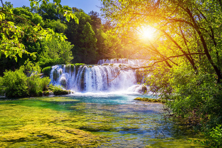 美丽的斯克拉丁斯基布克瀑布在Krka国家公园达尔马提亚克罗地亚欧洲。 克尔卡国家公园的神奇瀑布裂开了。 一个令人难以置信的地方参