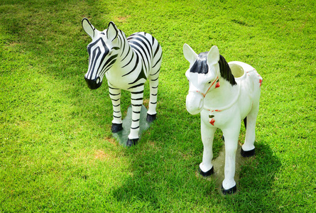 花园里的白马和斑马雕像