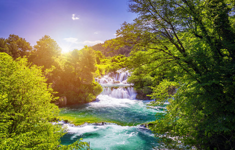 瀑布Krka国家公园达尔马提亚克罗地亚。 查看Krka国家公园罗斯基拍打位置克罗地亚欧洲。 地中海国家的美丽世界。 旅游概念背景