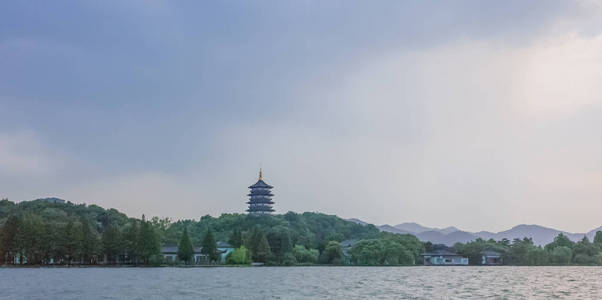 杭州西湖丘陵与雷峰宝塔景观