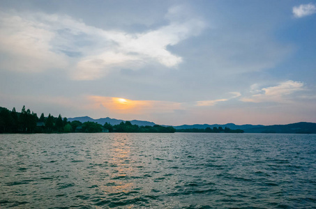 杭州日落西湖和丘陵景观