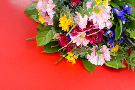 红色背景上的鲜花礼物束。 摄影工作室