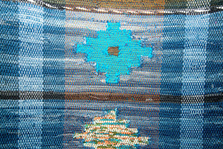 多色家纺地毯的纹理。 传统的乡村非常长的地毯，有条纹图案，可用于长凳或地板上