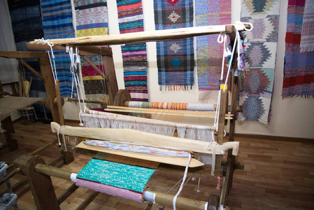 传统的乡村织机。 俄罗斯乌拉尔
