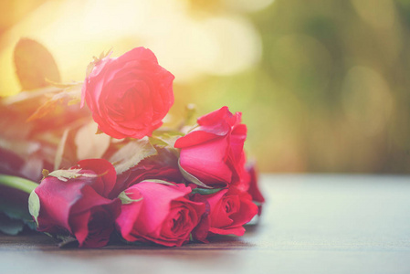 红玫瑰花束粉色和红色玫瑰爱在木桌自然背景情人节情人概念