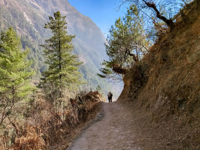 尼泊尔一个人在狭窄的耙路上经过