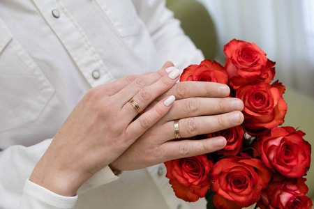 新娘和新郎手里拿着结婚戒指