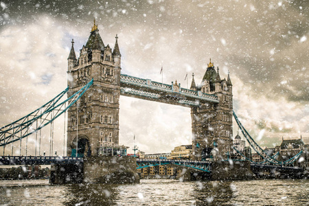 伦敦塔桥冬天，大雪纷飞