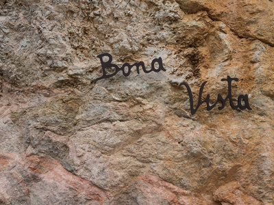 在天然的石墙上写博纳远景