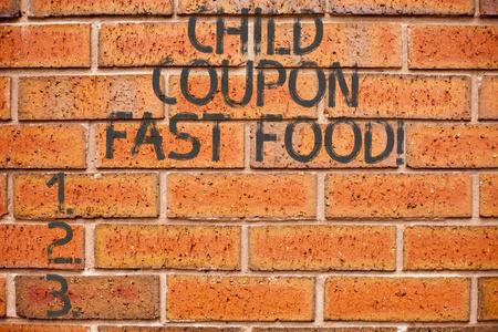 概念手写显示儿童优惠券快餐。商业照片展示门票折扣节省儿童垃圾餐