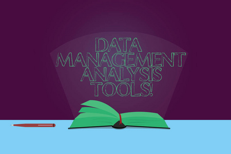 手写文本数据管理分析工具。概念意思商业研究技术系统工具彩色页打开书的照片在桌子上与笔和光束发光