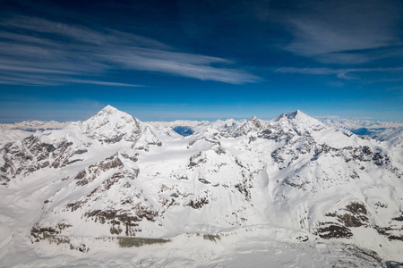 登特布兰奇山左和魏斯霍恩山右在瑞士阿尔卑斯山附近的雪覆盖景观的鸟瞰图