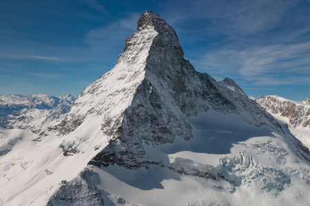 瑞士蓝天前的雄伟和世界著名的马特霍恩山的鸟瞰图