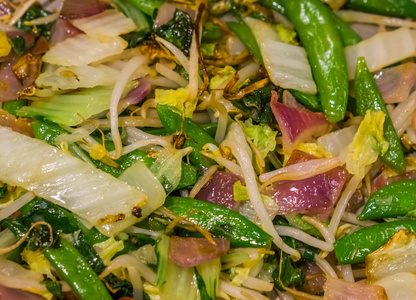 一种煮熟的亚洲蔬菜混合物，健康的纯素食品背景