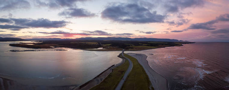在戏剧性的日出期间，大西洋海岸海滩的空中全景。 摄于加拿大纽芬兰科罗伊山谷。