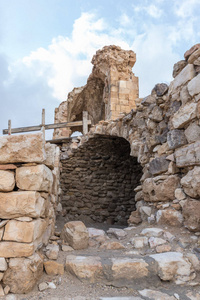 贾亚乔丹2018年12月06日中世纪堡垒阿什舒巴克的庭院碎片，矗立在约旦贾亚市附近的一座小山上