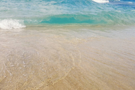 沙滩上的蓝色海浪接近夏天的背景