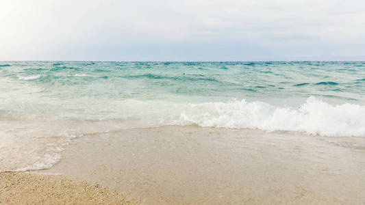 热带海景波在海滩上坠毁。 天空和大海