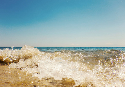 沙滩上的蓝色海浪夏季背景