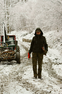 一个年轻的女人在冬天当森林工人。