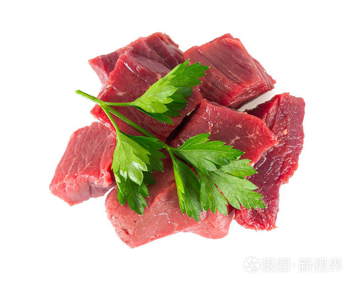 在白色上分离的鲜切生牛肉