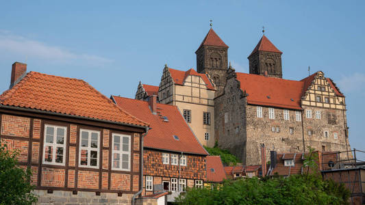 德国欧洲傍晚阳光下奎德林堡修道院的全景图像