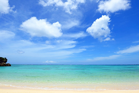 夏日的天空和美丽的冲绳海滩