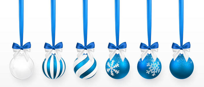 透明和蓝色圣诞球与雪效果和蓝色蝴蝶结集。 圣诞玻璃球在白色背景上。 假日装饰模板。 矢量图。