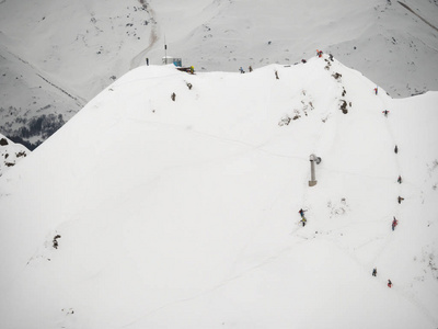 一群自由人滑雪者滑雪者在高加索的高加索山上升起在玫瑰的 khutor