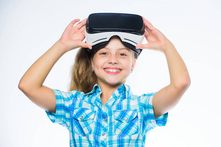 获得虚拟体验。女孩可爱的孩子与头部安装显示在白色背景。虚拟现实概念。为在校学生提供虚拟教育。快乐的孩子使用现代技术虚拟现实