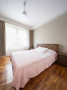宽敞舒适的双人床，优雅的经典卧室
