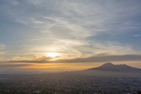 那不勒斯及其维苏威火山概况，而有人滑翔伞