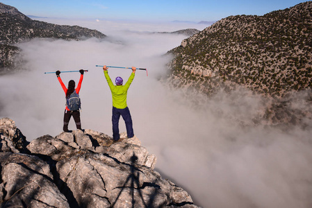 两个登山者在雾蒙蒙的山上