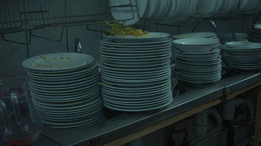 合作或宴会后有很多脏盘子。 餐厅脏菜的概念。
