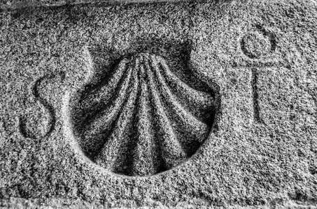 圣詹姆斯路符号刻在圣地亚哥德堆肥西班牙石头