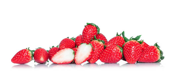 白色背景下分离的草莓。