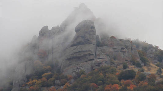 山区有雾的天气。拍摄。风景秀丽的群山和岩石, 美丽的自然景观的全景。移动云中的山