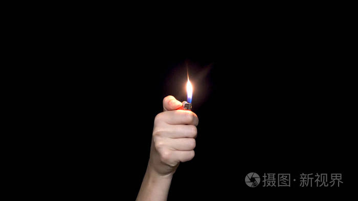 男性手拿着一个红色打火机, 查出在白色背景.手持式燃烧气体打火机