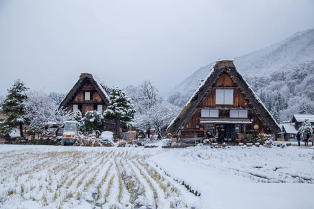 位于日本岐阜的白川村地区，是联合国教科文组织世界遗产之一，冬季积雪