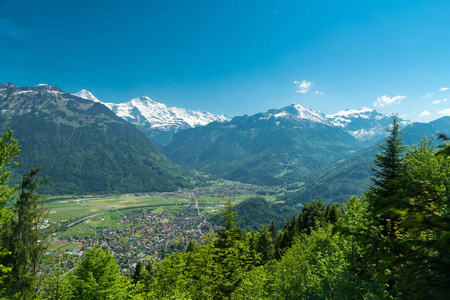 美丽的因特拉肯镇，Eiger，Monch和Jungfrau山，以及图恩湖和布里恩斯湖，从两个湖大桥观景台在哈德尔库姆，瑞士。