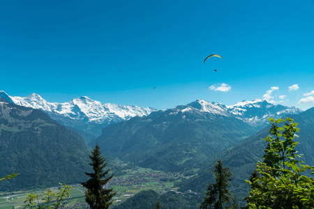 美丽的因特拉肯镇，Eiger，Monch和Jungfrau山，以及图恩湖和布里恩斯湖，从两个湖大桥观景台在哈德尔库姆，瑞士。