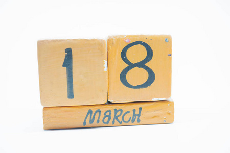 三月十八日。 月18日手工木历孤立在白色背景上。 春季月日的一年概念。