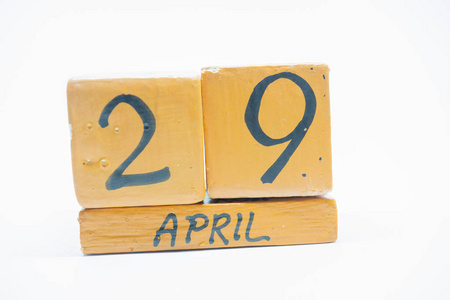 四月二十九日。 月29日手工木历隔离在白色背景上。 一年中的春月