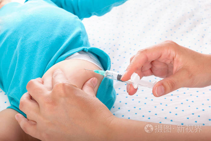 儿科医生给一个小男孩肌肉注射 医学概念.