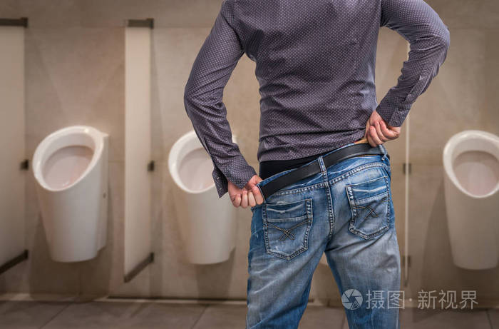 男人想尿尿尿失禁的概念