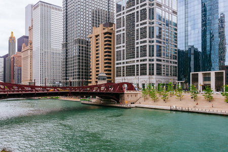 美国芝加哥市中心芝加哥河上空的建筑物和摩天大楼景观